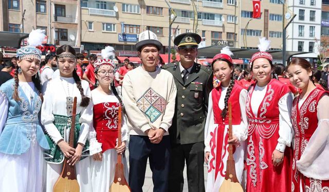 19 Mayıs festivalinde Kırgız ekibinin kıyafetleri ve müzikleri hayran bıraktı
