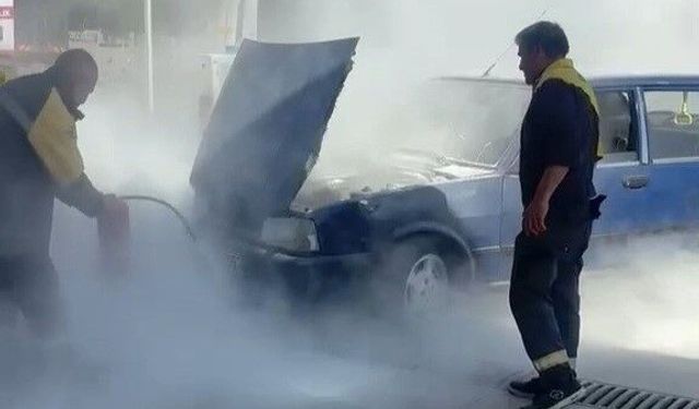 Akaryakıt istasyonunda lastik şişirirken alev alan araca çalışanlar müdahale etti