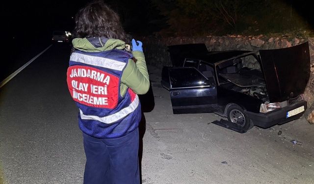 Alkollü sürücünün kullandığı otomobil, İstinat duvarına çarptı: 2 yaralı