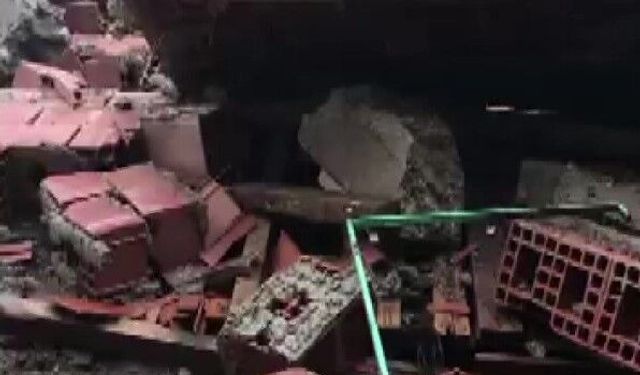 Ahır yıkıldı, kadın çiftçi hayvanlarını kurtardı