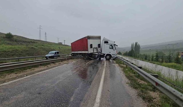 Ankara'da tır ile minibüs çarpıştı: 11 yaralı