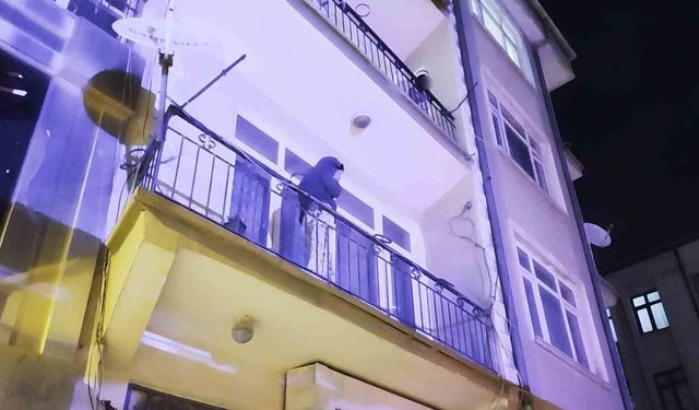 Ayrıldığı erkek arkadaşı evi bastı, kadın alt katın balkonuna atladı