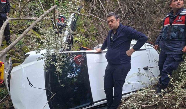 Ayvacık'ta otomobil uçuruma yuvarlandı, sürücü yaralandı