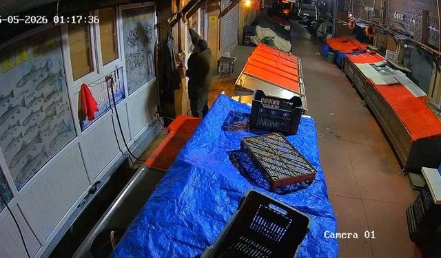 Balıkçı dükkanında asılı masat ve kancayı alıp götürdü