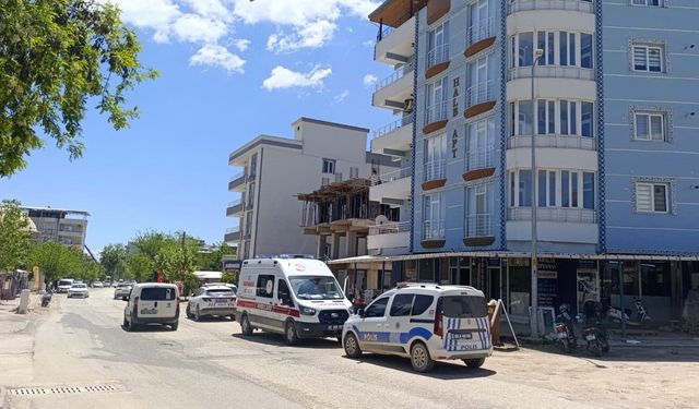 Balkona çıkan şahsı ekipler ikna ederek indirdi