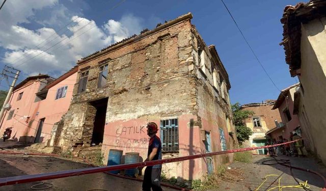 Bayındır'da metruk binada yangın paniği