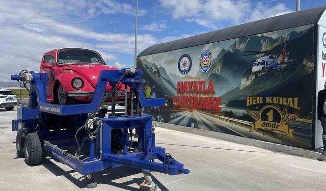 Bayram tatili için yoldaki sürücülere dikkat çeken 'yaşam tüneli' uygulaması