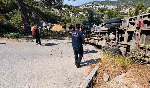 Bodrum'da devrilen kamyonda sıkışan 3 kişi kurtarıldı