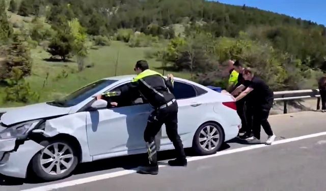 Bolu'da polis ekipleri kaza yapan aracı iterek trafiği rahatlattı