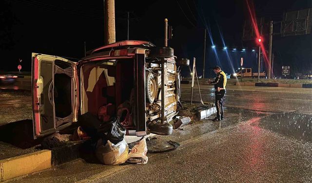Burdur'da otomobil ile hafif ticari araç çarpıştı: 1 ölü, 5 yaralı