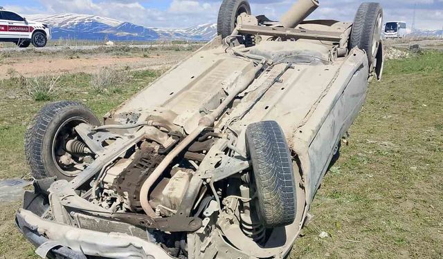 Çaldıran'da otomobil takla attı: 2 yaralı