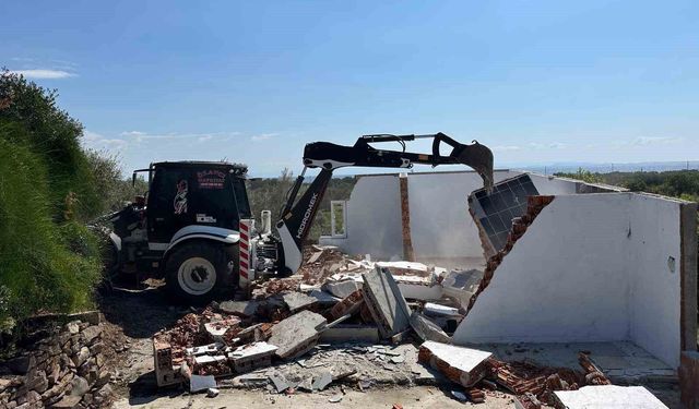 Çanakkale'de 15 kaçak yapı yıkıldı