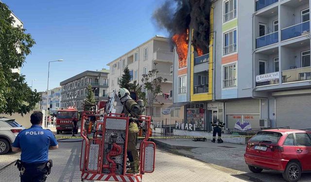 Çanakkale'de 4 katlı binada can pazarı: Alev ve dumanlar arasında kalan kadın sağ salim kurtarıldı