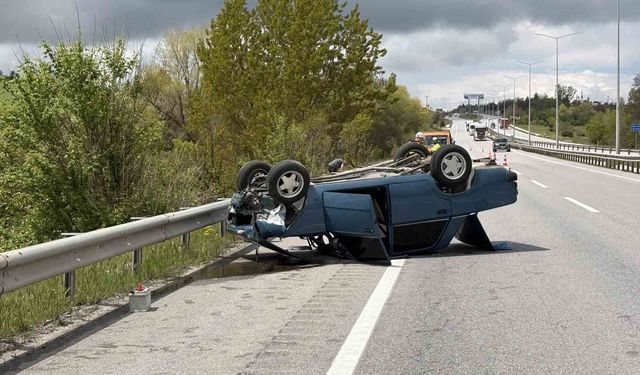 Çorum'da bariyerlere çarpan otomobil devrildi: 1 yaralı
