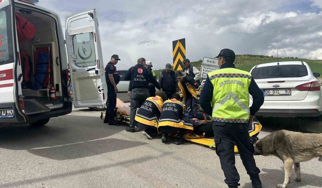 Çorum'da iki otomobil çarpıştı: 2 yaralı