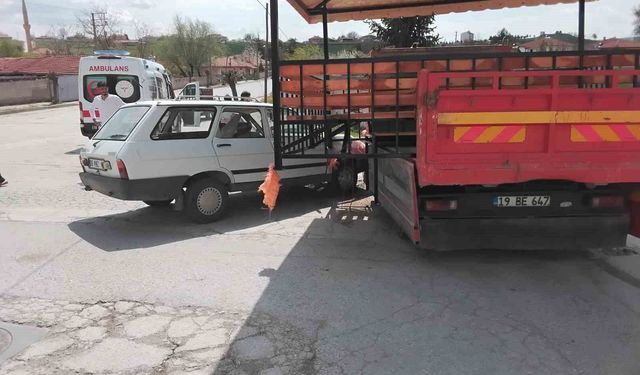 Çorum'da otomobil ile kamyon çarpıştı: 1 yaralı