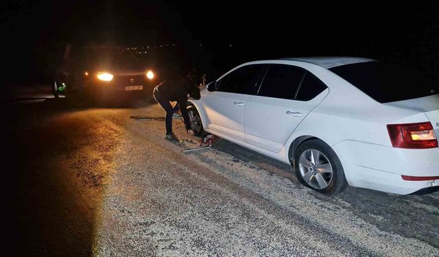 Çukurlara giren 5 aracın lastiği patladı