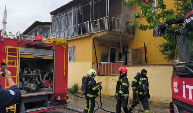 Denizli'de balkon yanan koltuk paniğe neden oldu