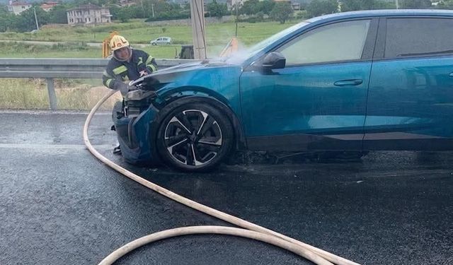 Denizli'de seyir halindeki araçtan duman ve alevler yükseldi