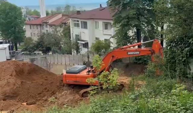Düzce'de inşaat alanında toprak kaydı, bina sakinleri sokağa döküldü