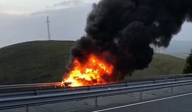 Elazığ'da seyir halindeki otomobil alev topuna döndü