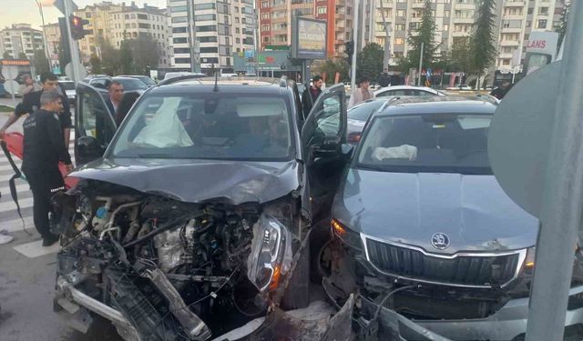 Zincirleme trafik kazası: 3 yaralı