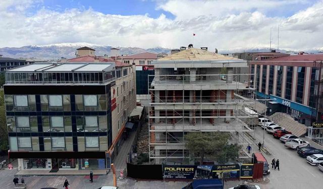 Çatıda tehlikeli çalışma kameraya yansıdı