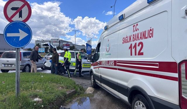 Erzincan'da kavşakta kaza: 3 yaralı
