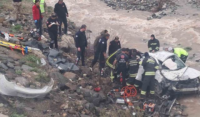 Erzincan'da otomobil dereye uçtu: 2 ölü, 1 ağır yaralı
