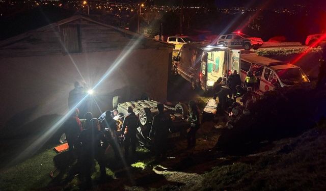 Erzincan'da otomobil evin bahçesine devrildi: 2 yaralı