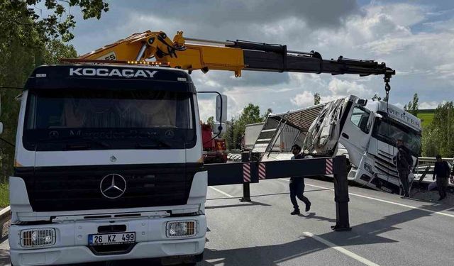 Eşya yüklü tır refüje yan yattı