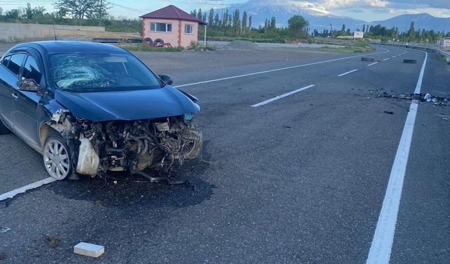 Iğdır'da otomobil refüje çarptı: 3 kişi yaralandı