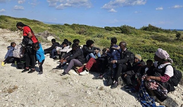 İzmir'de arızalanan botla denizde sürüklenen 26 düzensiz göçmen kurtarıldı