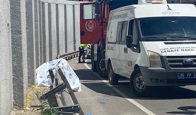 İzmir'de demir bariyere çarpan motosikletin sürücüsü hayatını kaybetti