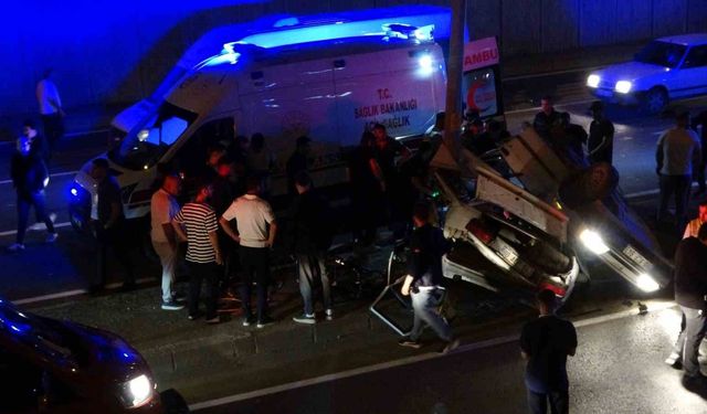 Otomobil direğe çarptı: 1'i ağır 3 yaralı