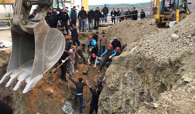 Kanalizasyon çalışması sırasında toprak altında kalan işçi kurtarıldı