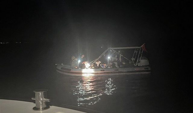 Karaburun açıklarında 17 göçmen kurtarıldı