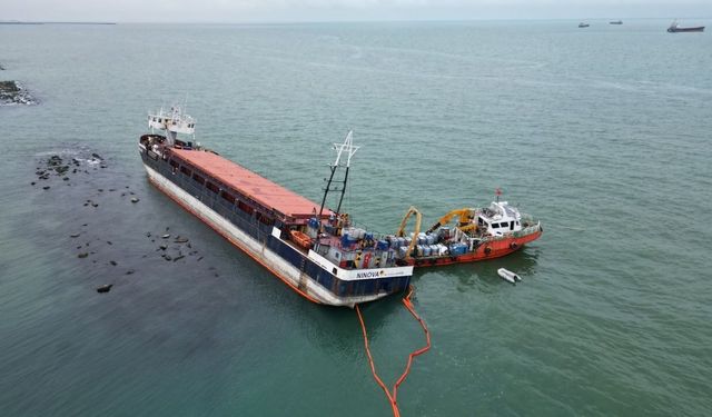 Karasu'da karaya oturan NINOVA gemisinde temizlik çalışmaları sürüyor