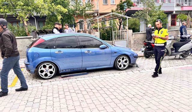 Kediden kaçarken park halindeki otomobile çarptılar