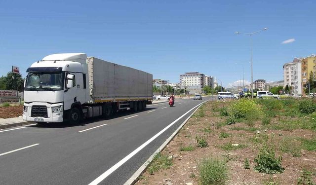 Kilis'te tır ile çarpışan motosikletteki 2 kişi ağır yaralandı