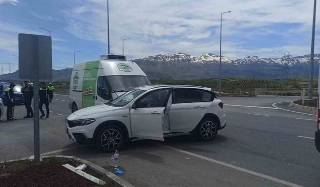 Konya'da otomobil ile kamyonet çarpıştı: 4 yaralı