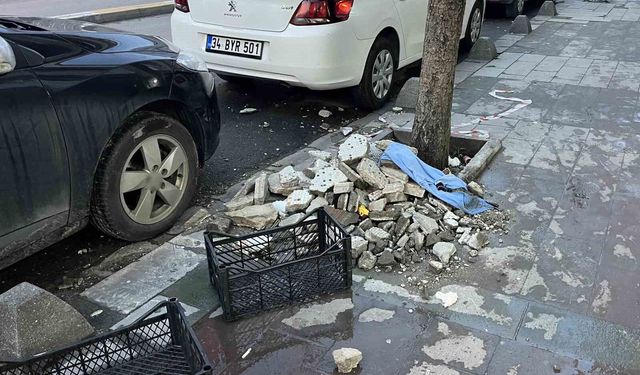 Küçükçekmece'de binanın dış yüzeyinden düşen parçalar güvenlik kamerasında