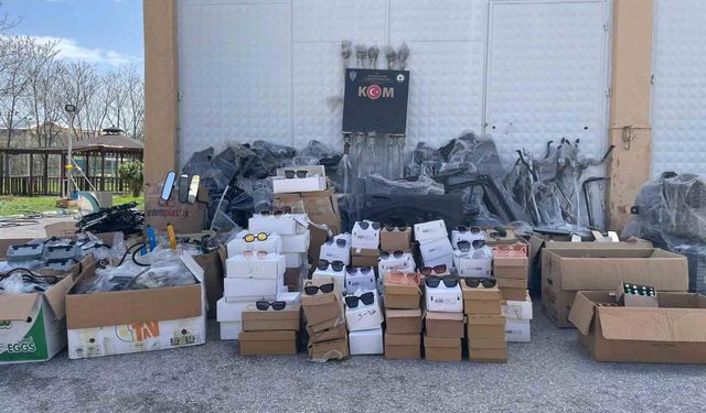 Kütahya'da kaçakçılık operasyonu, binlerce kaçak ürün ele geçirildi