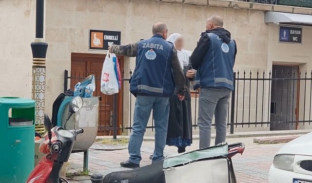 Kütahya'da zabıta ile dilenci arasında gerginlik: Dilenci kadın zabıtayı çileden çıkardı