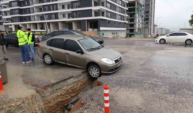 Malatya'da yol kenarındaki çukur kazalara neden oldu