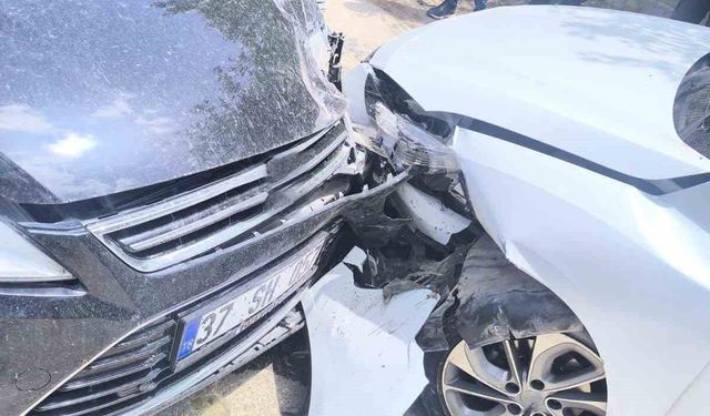 Mardin'de iki otomobilin çarpıştığı kazada 2 kişi yaralandı