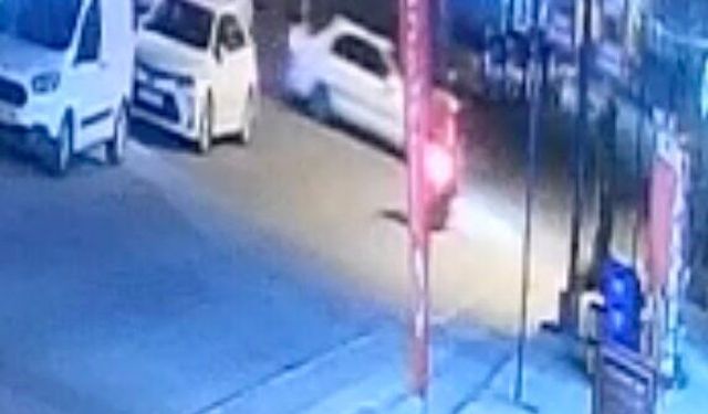 Motosiklet ile otomobilin çarpışması kameraya yansıdı