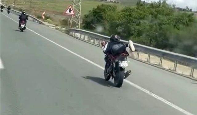 Motosikleti uzanarak süren şahıs, canını hiçe saydı