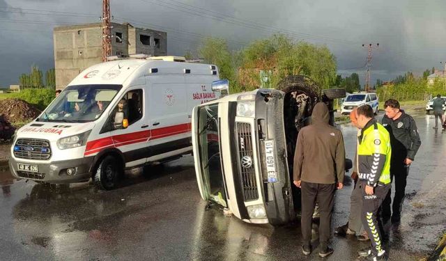 Muş'ta dolu yağışı sırasında kontrolden çıkan minibüs yan yattı: 2 yaralı