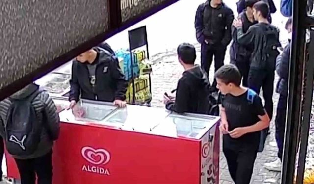 Öğrenciler dondurmaları montlarına gizleyip çaldı